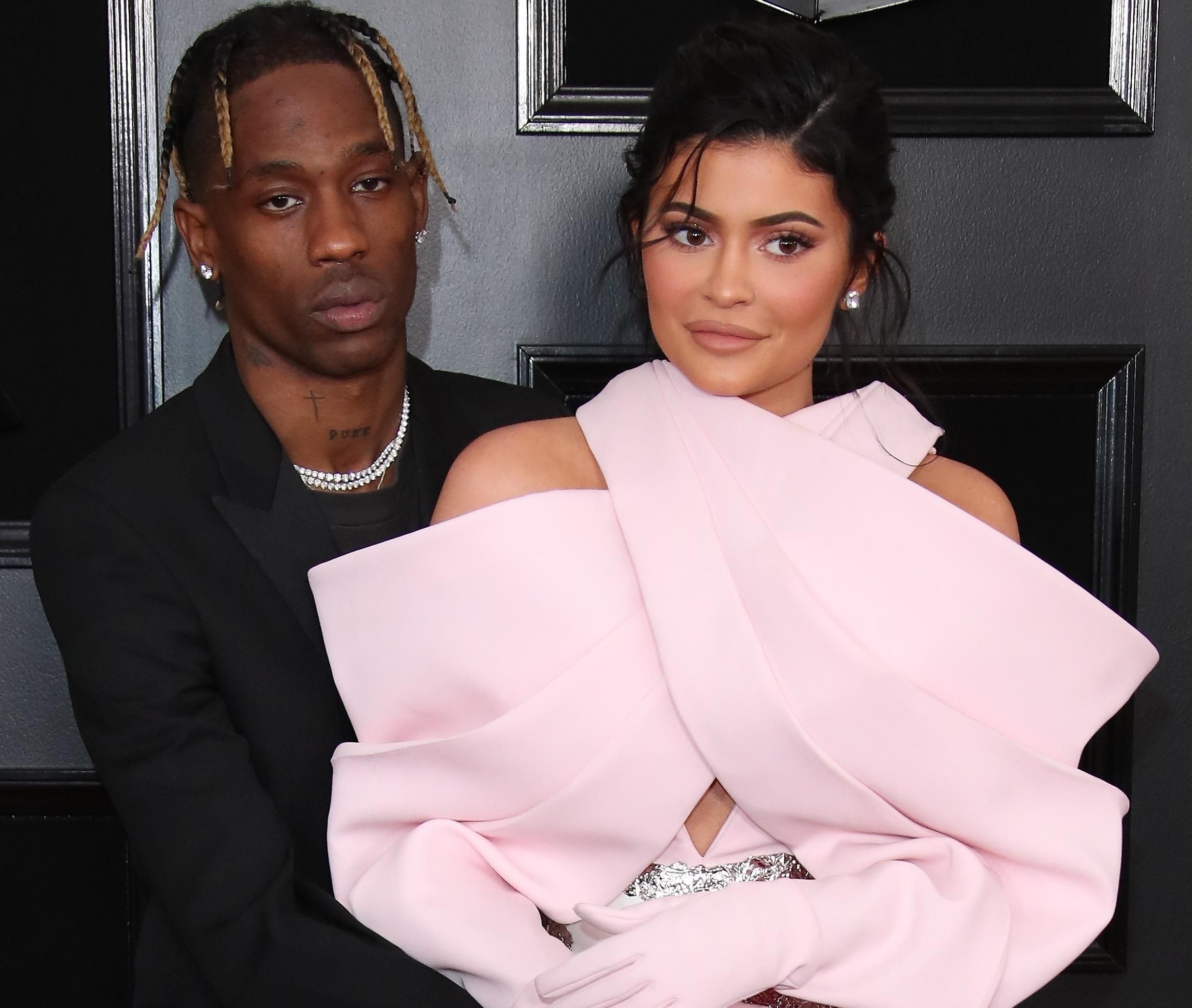 Неожиданно: Кайли Дженнер села в частный самолет со свадебным платьем, – СМИ Неожиданно: Кайли Дженнер села в частный самолет со свадебным платьем, – СМИ