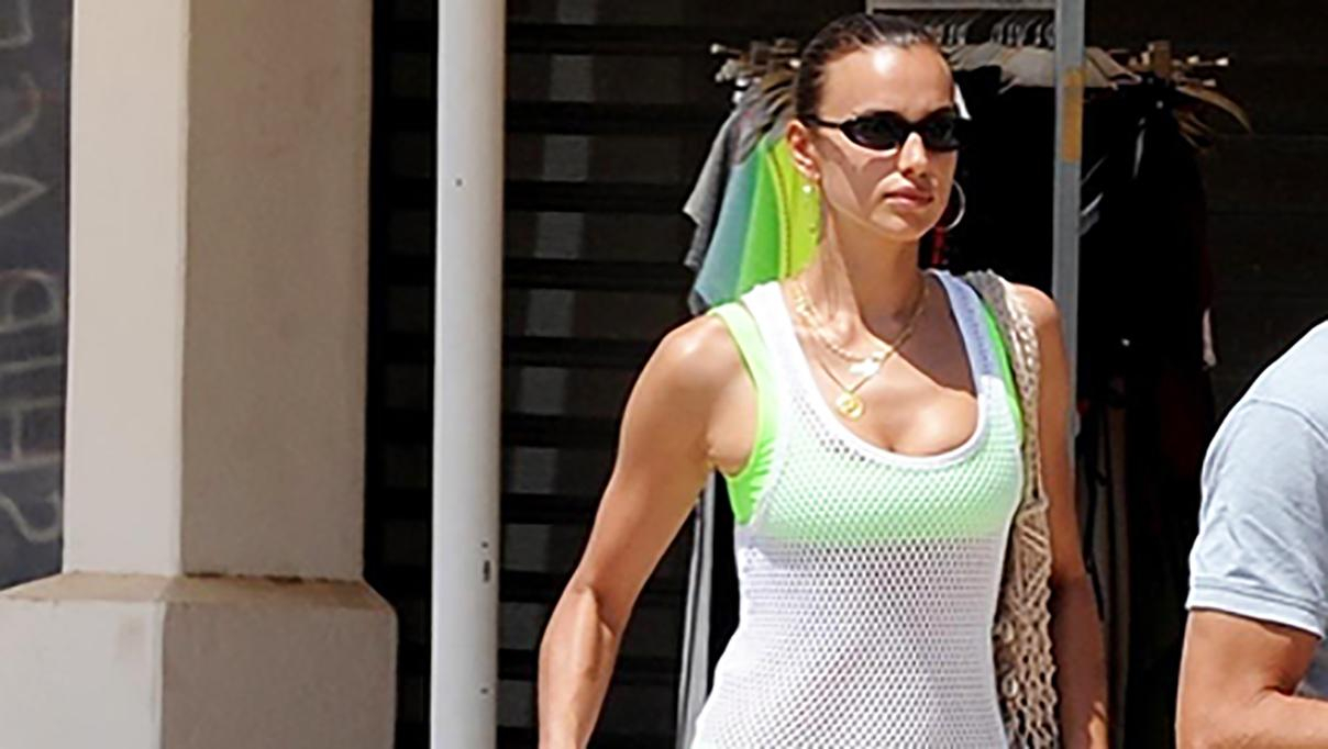 Ирина Шейк засветилась на отдыхе с 2-летней дочкой и мамой: фото модели