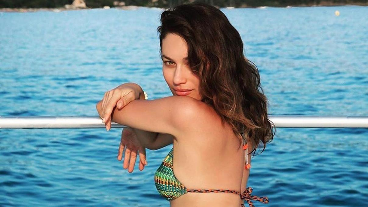 В соблазнительных мокром купальнике: Ольга Куриленко засветила ягодицы и интимные части тела