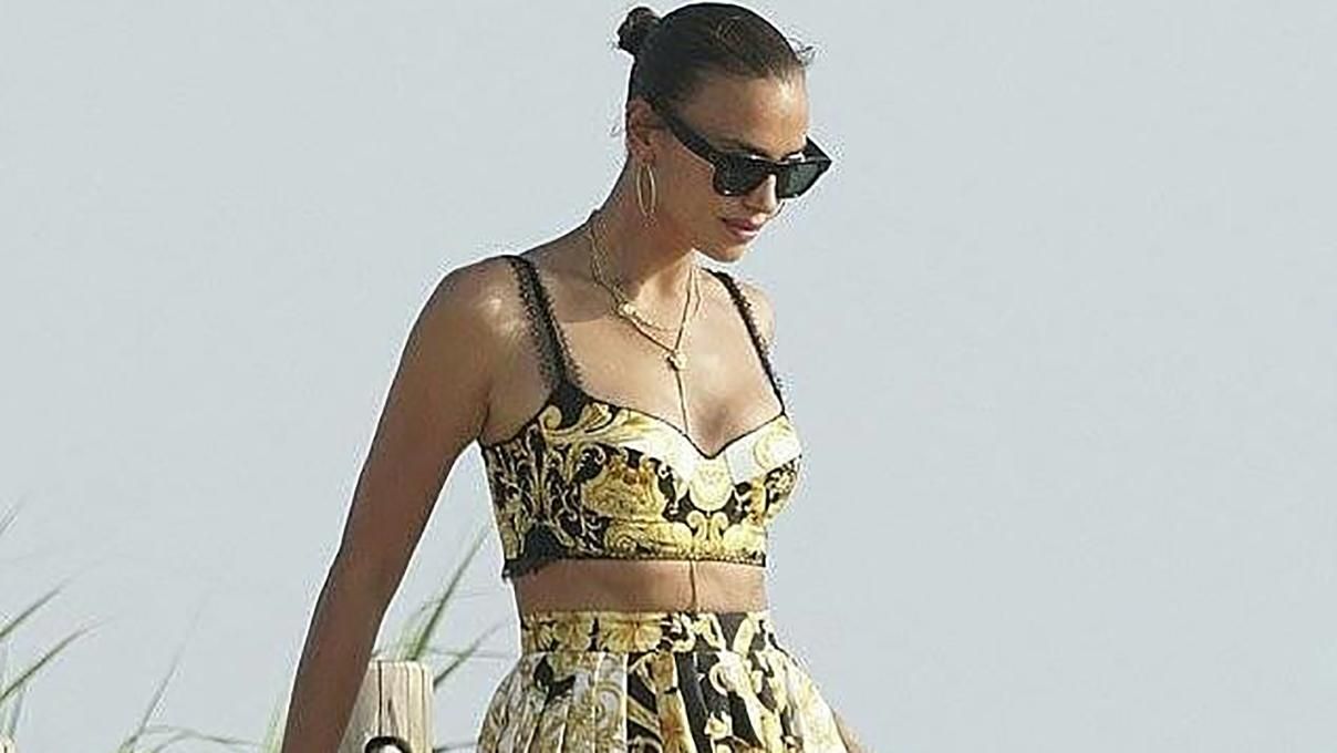Ірина Шейк влаштувала на пляжі показ мод: супермодель засвітилася у стильному костюмі Versace
