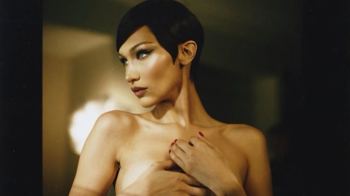 Голі груди, коротка стрижка і нуль макіяжу: Белла Хадід знялася в екстравагантній фотосесії