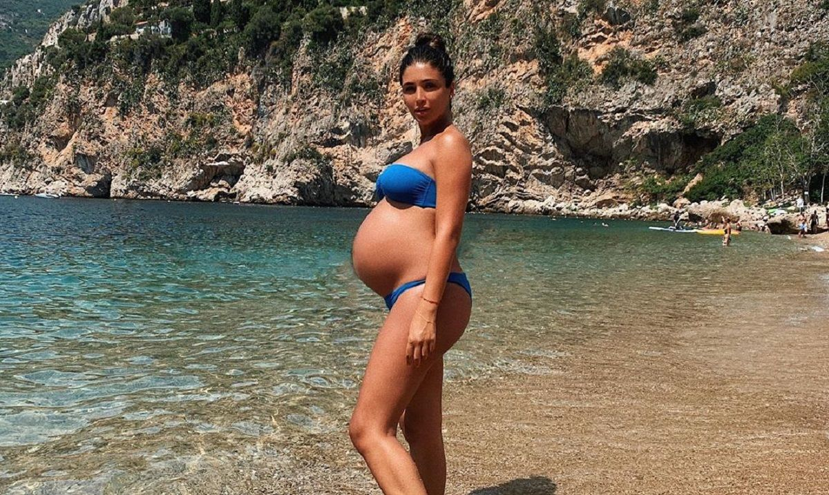 Беременная Санта Димопулос обнажила пышную грудь в фотосессии и дала советы по уходу за собой