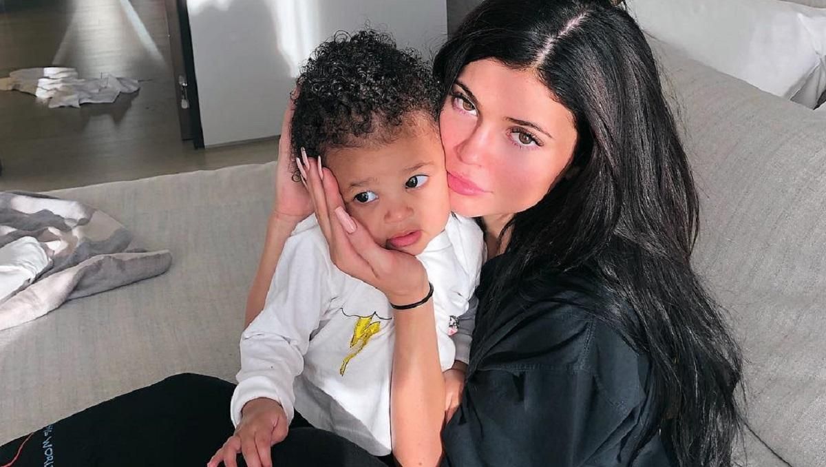 22-летняя миллиардерша Кайли Дженнер растрогала сеть снимками с дочерью Сторми 22-летняя миллиардерша Кайли Дженнер растрогала сеть снимками с дочерью Сторми