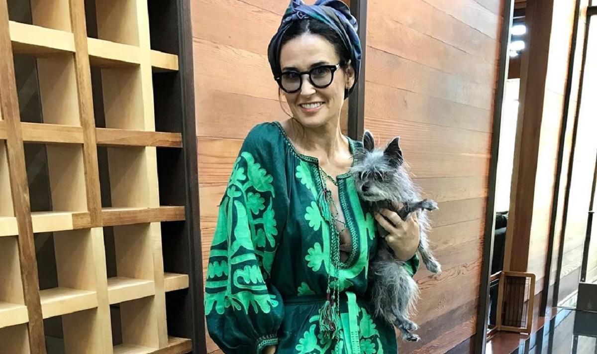 У сукні-вишиванці: Демі Мур одягнула вбрання українського бренду У сукні-вишиванці: Демі Мур одягнула вбрання українського бренду