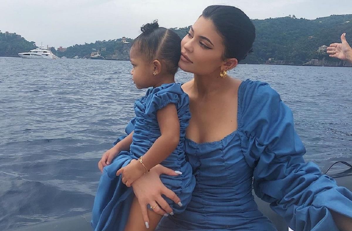 Кайлі Дженнер та її 1-річна дочка одягнули однакові вбрання в Позітано: фото