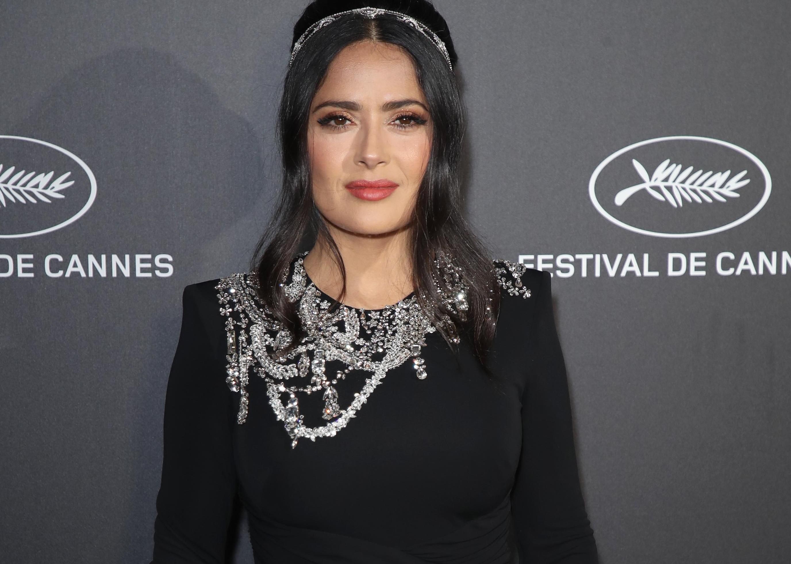 52-летняя Сальма Хайек засветила пышную грудь в красном купальнике: пикантное фото 52-летняя Сальма Хайек засветила пышную грудь в красном купальнике: пикантное фото