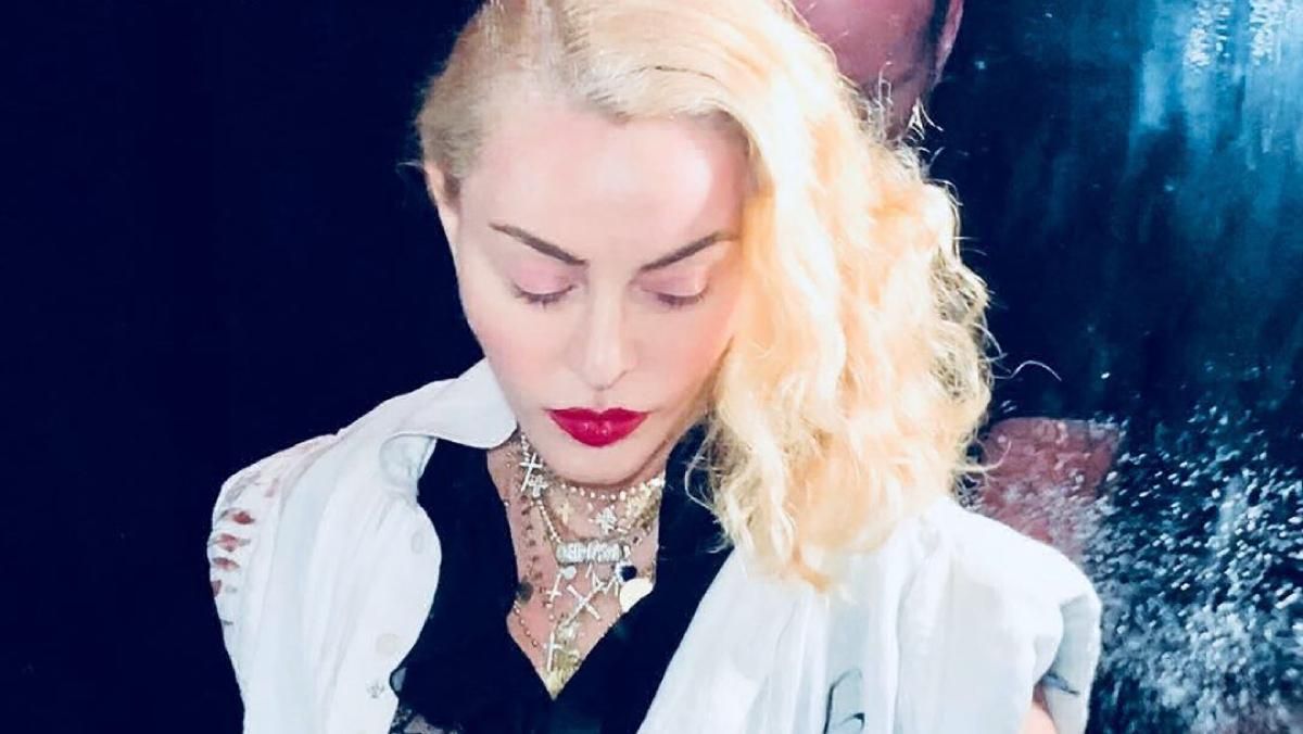 60-летняя Мадонна показала потрясающий шпагат, лежа на спине: видео