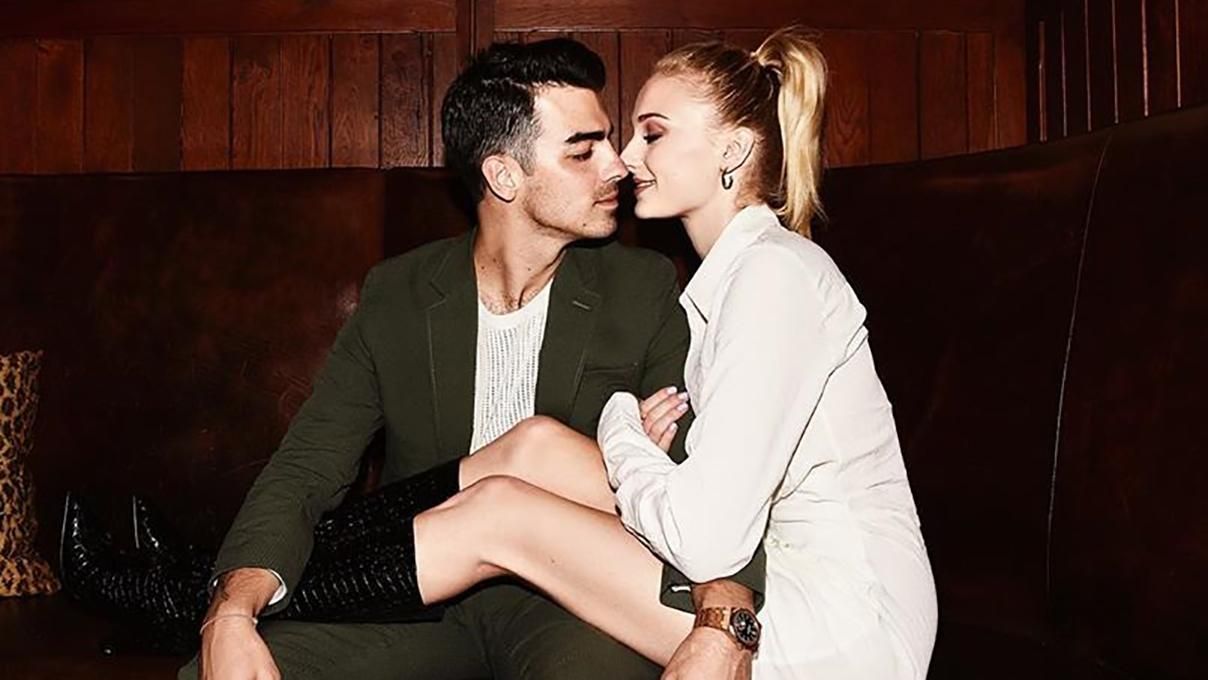 Софи Тернер поздравила мужа с 30-летием, выйдя на сцену во время его концерта: видео Софи Тернер поздравила мужа с 30-летием, выйдя на сцену во время его концерта: видео