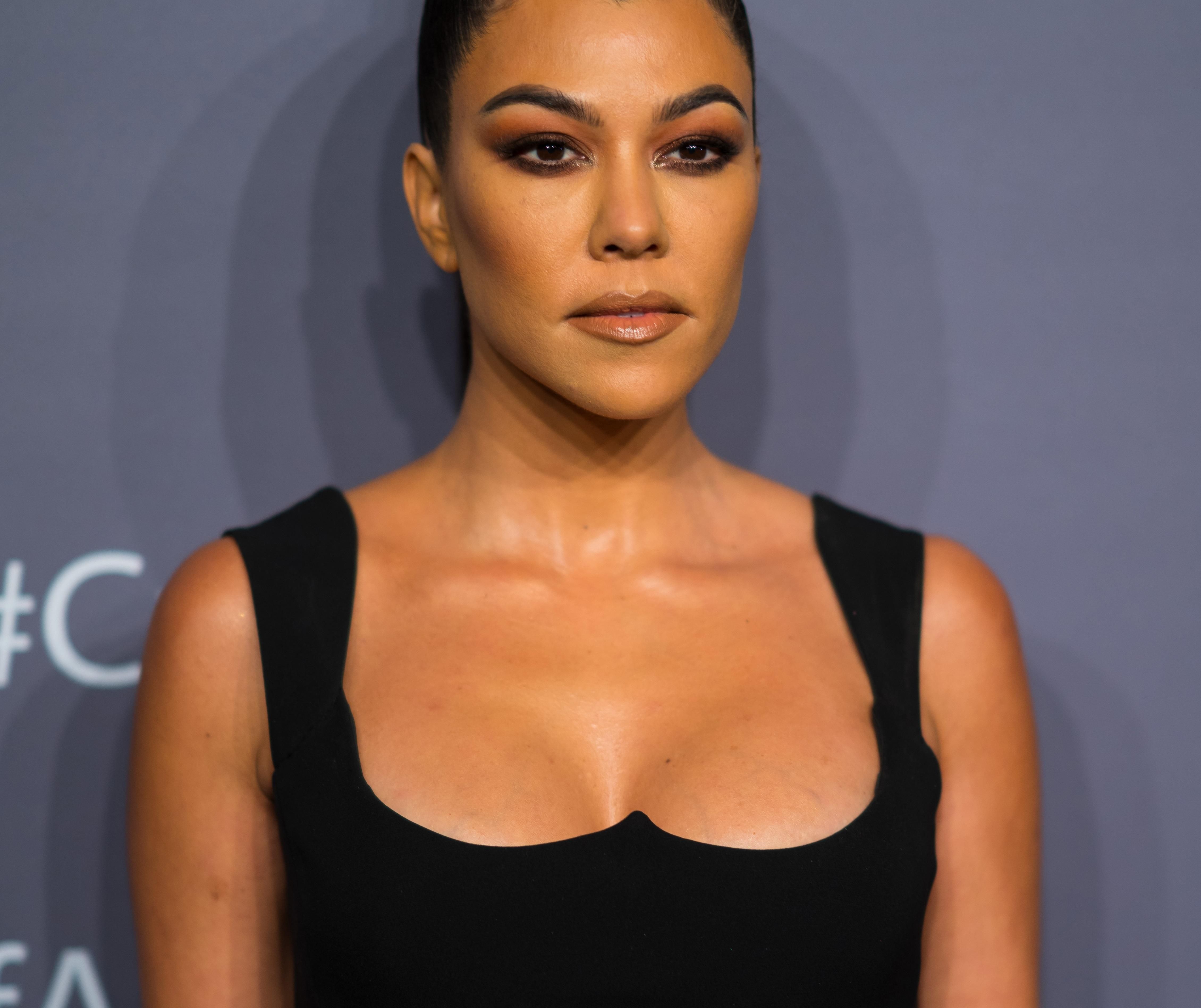 Без фильтров: Кортни Кардашян откровенно продемонстрировала растяжки на теле – фото Без фильтров: Кортни Кардашян откровенно продемонстрировала растяжки на теле – фото