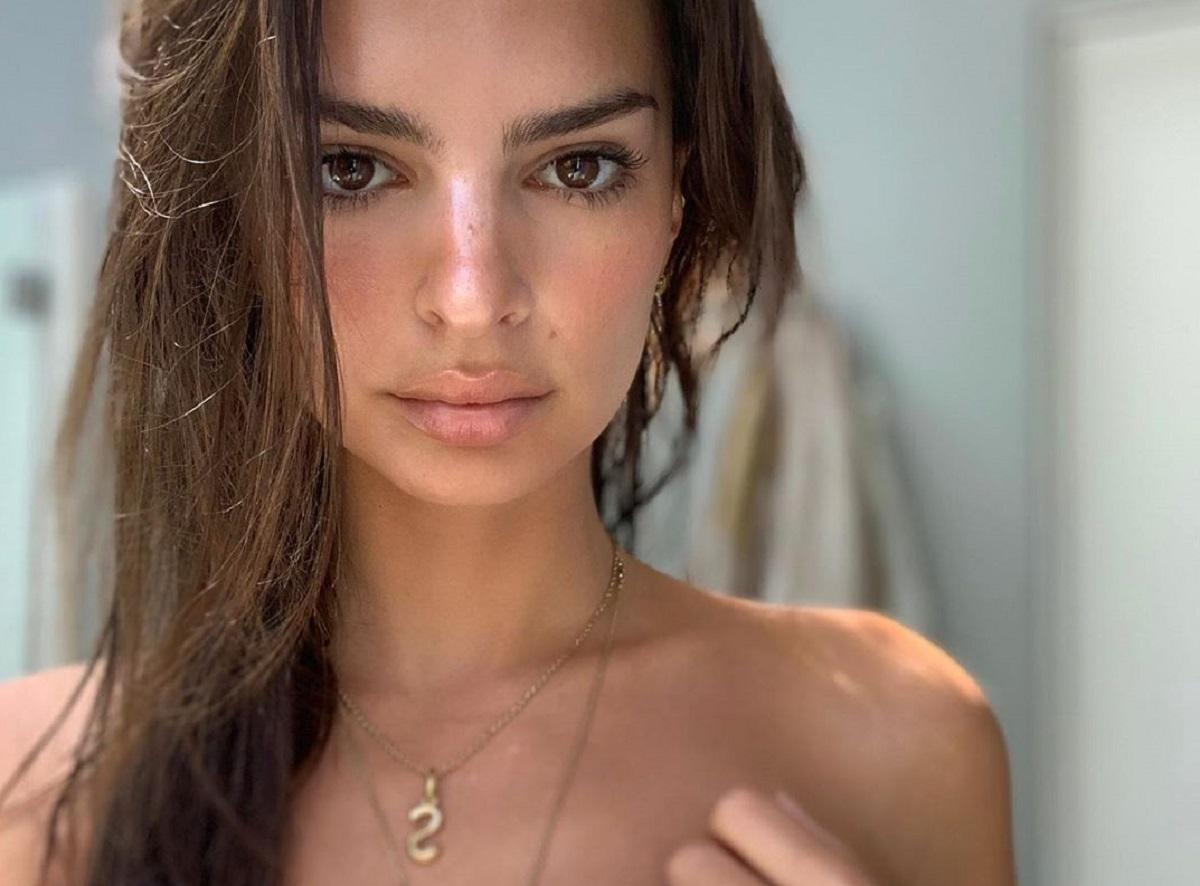 Откровенная Эмили Ратаковски снялась топлес на кровати: фото