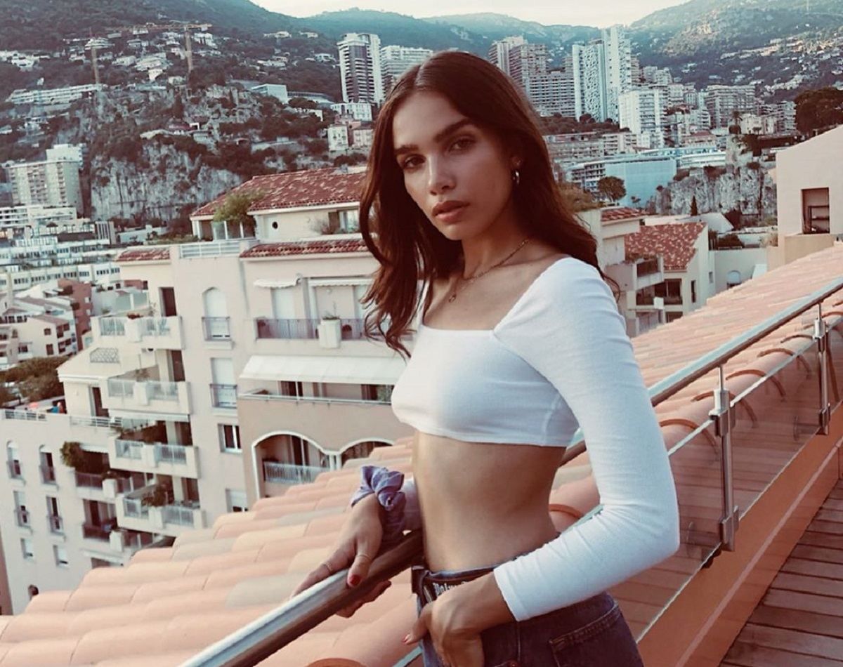 В джинсах и белом топе: девушка Бруклина Бекхэма показала стильный casual-образ в Монако