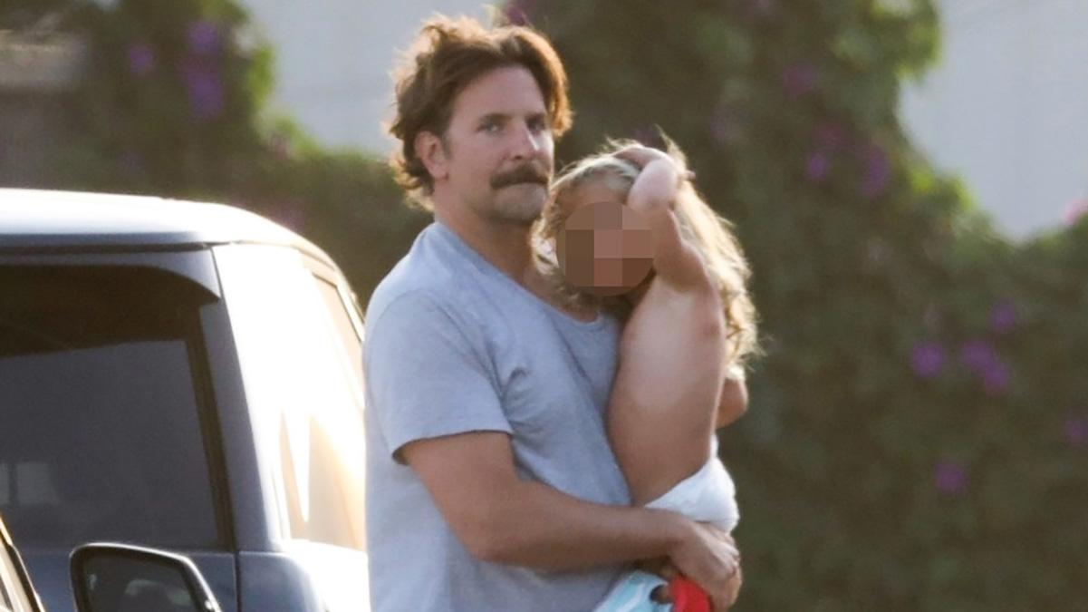 Очередь отца: Брэдли Купера заметили на прогулке с дочерью