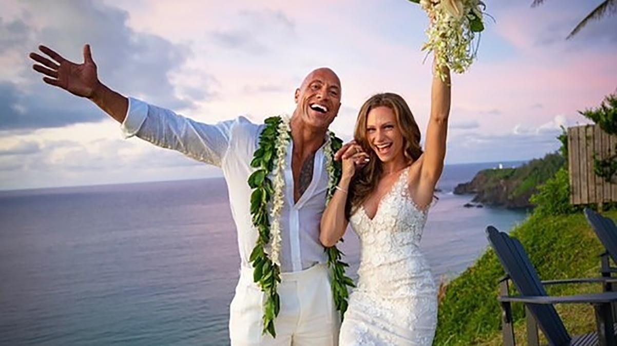 Актор Двейн Джонсон одружився на Гаваях: романтичні фото пари