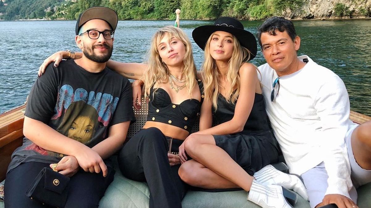 Майли Сайрус познакомила свою новую девушку с мамой: фотофакт Майли Сайрус познакомила свою новую девушку с мамой: фотофакт