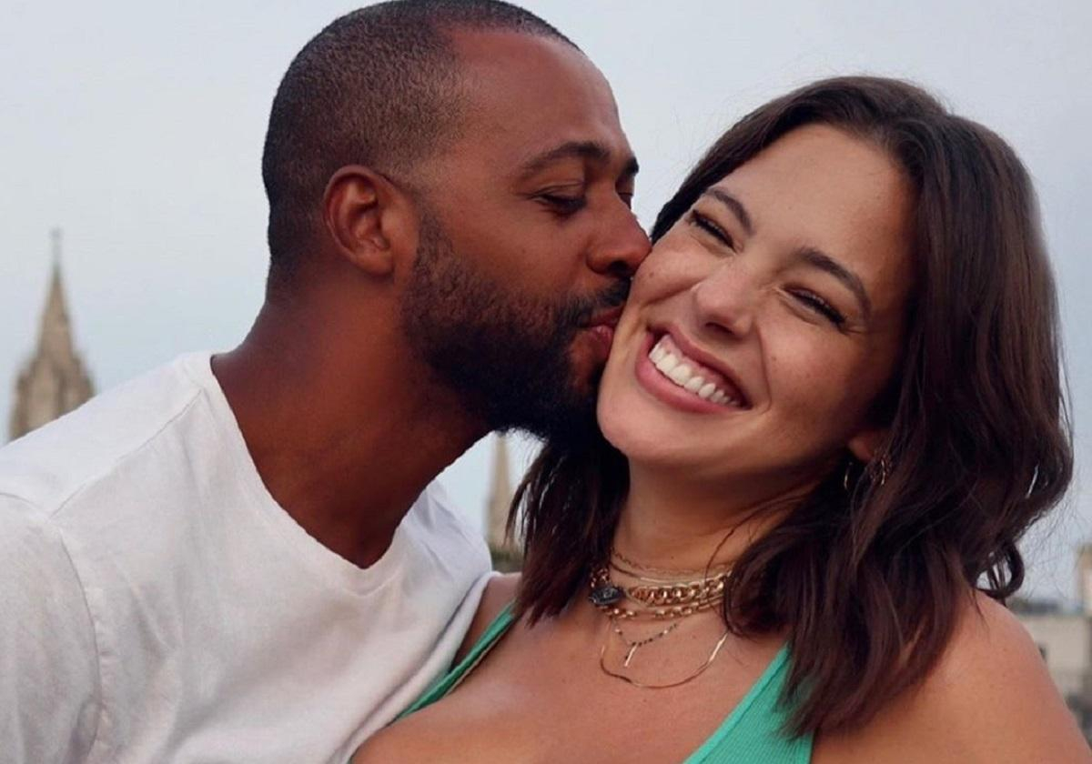 Беременная Эшли Грэм откровенно продемонстрировала растяжки на теле: фото