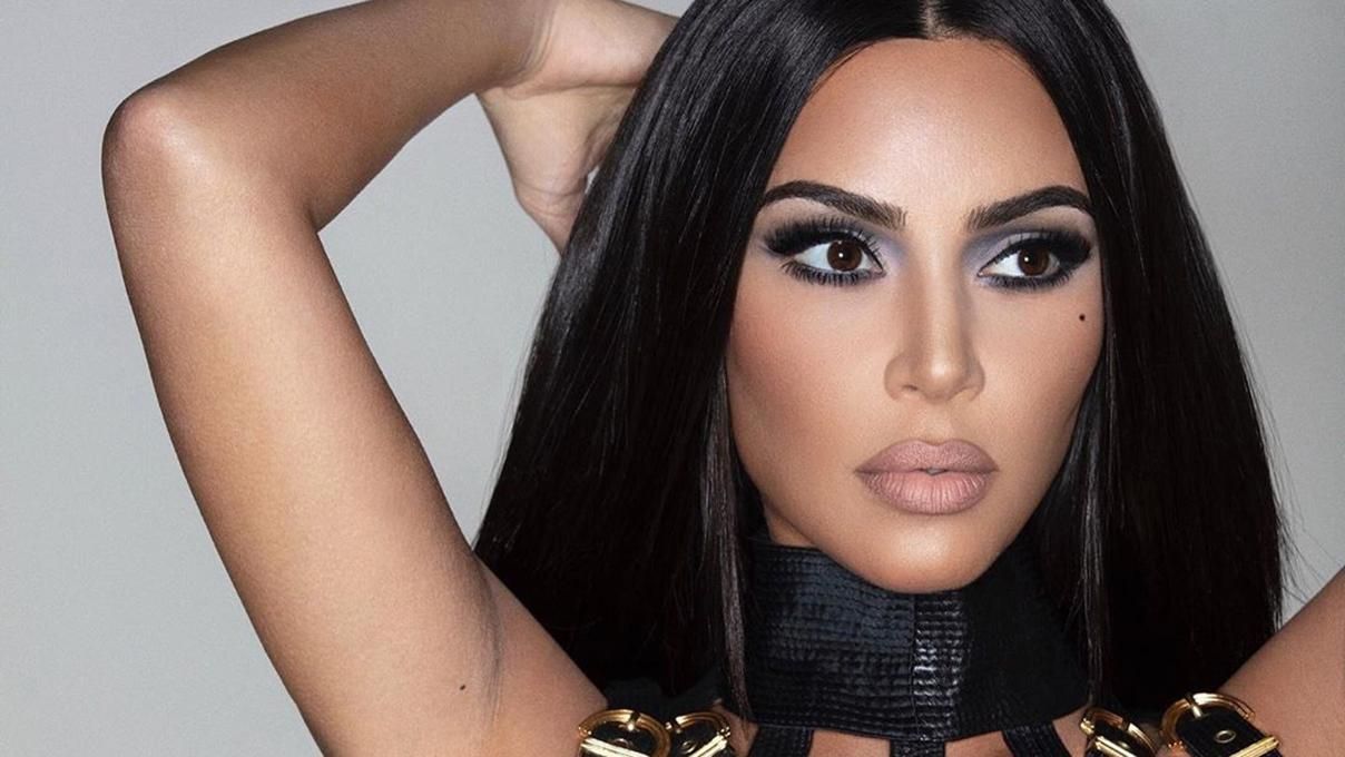 Не только уменьшила талию, но и добавила шестой палец: Ким Кардашян уличили в фотошопе Не только уменьшила талию, но и добавила шестой палец: Ким Кардашян уличили в фотошопе