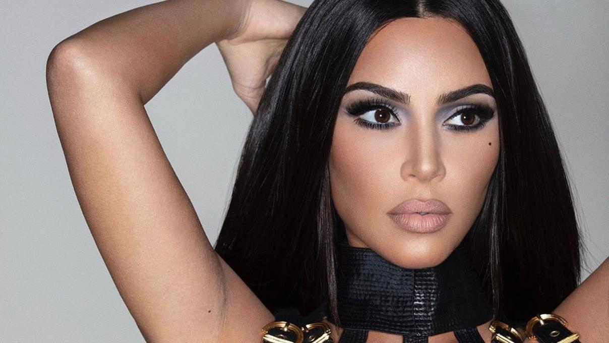 Не только уменьшила талию, но и добавила шестой палец: Ким Кардашян уличили в фотошопе