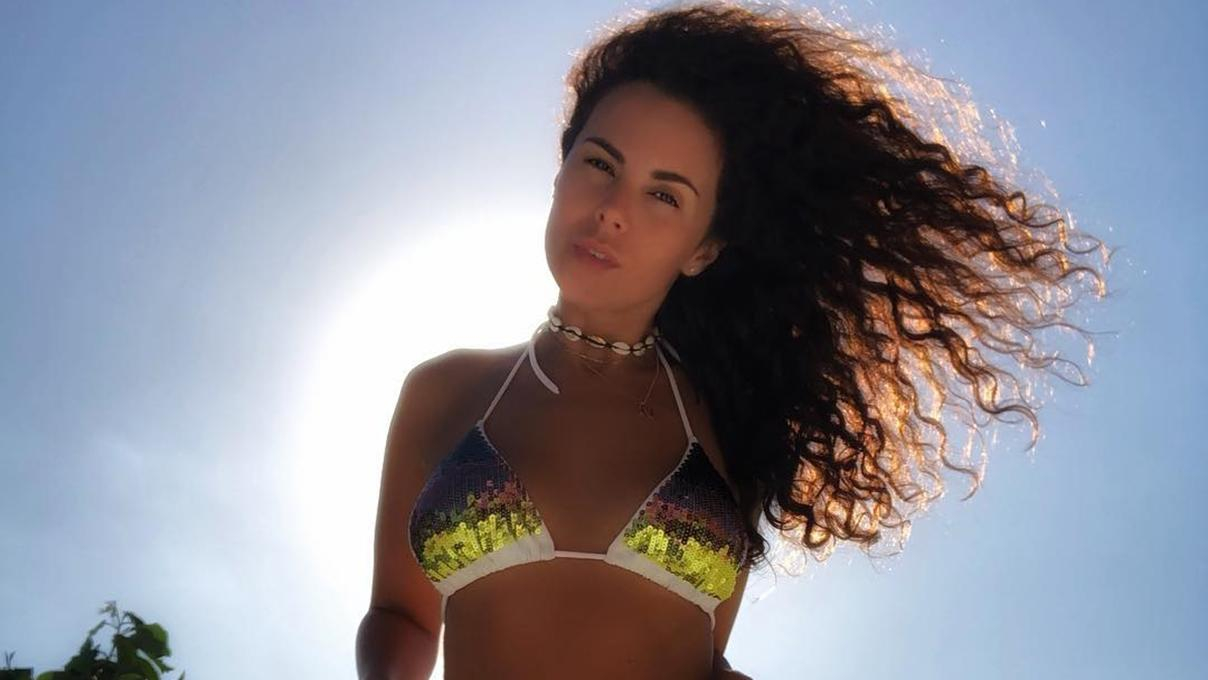 Сексуальная Настя Каменских похвасталась формами в крошечном бикини