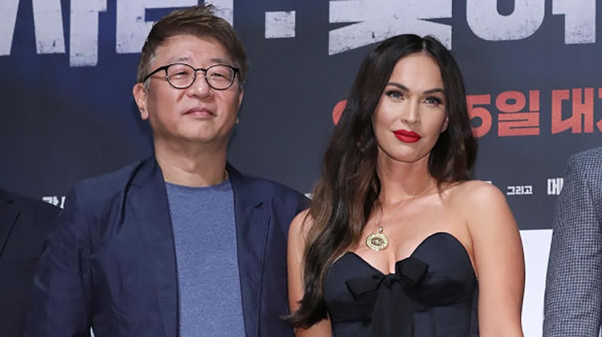 Меган Фокс пришла на пресс-конференцию в корсете: пикантные фото Меган Фокс пришла на пресс-конференцию в корсете: пикантные фото