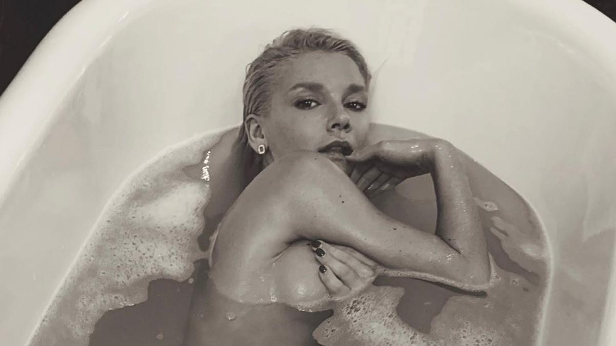 Экс-солистка группы "ВИА Гра" Миша Романова приняла участие в эротической фотосессии: 18+