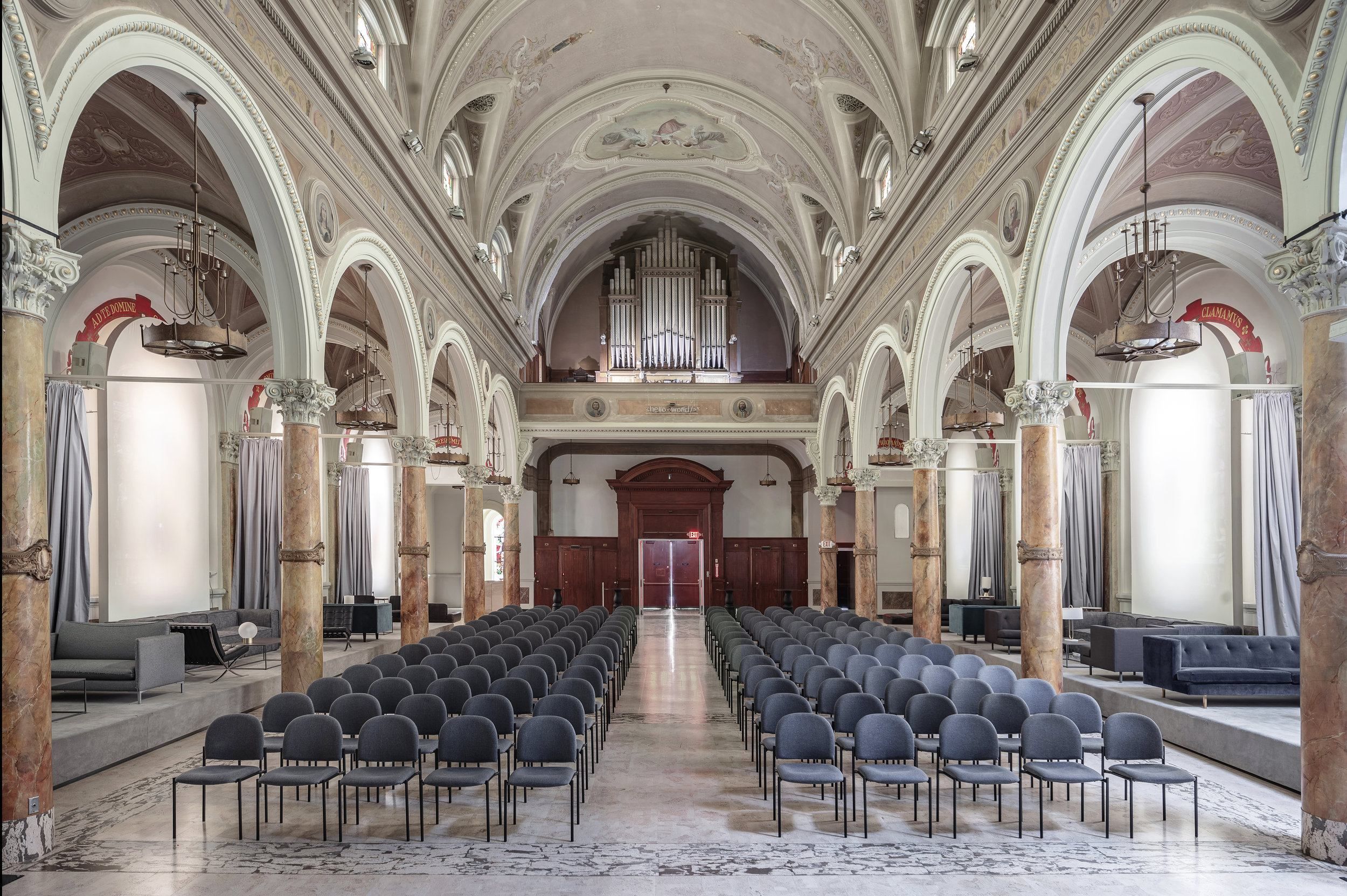 Старовинна церква стала залом для йоги і конференцій: фото неймовірного перевтілення