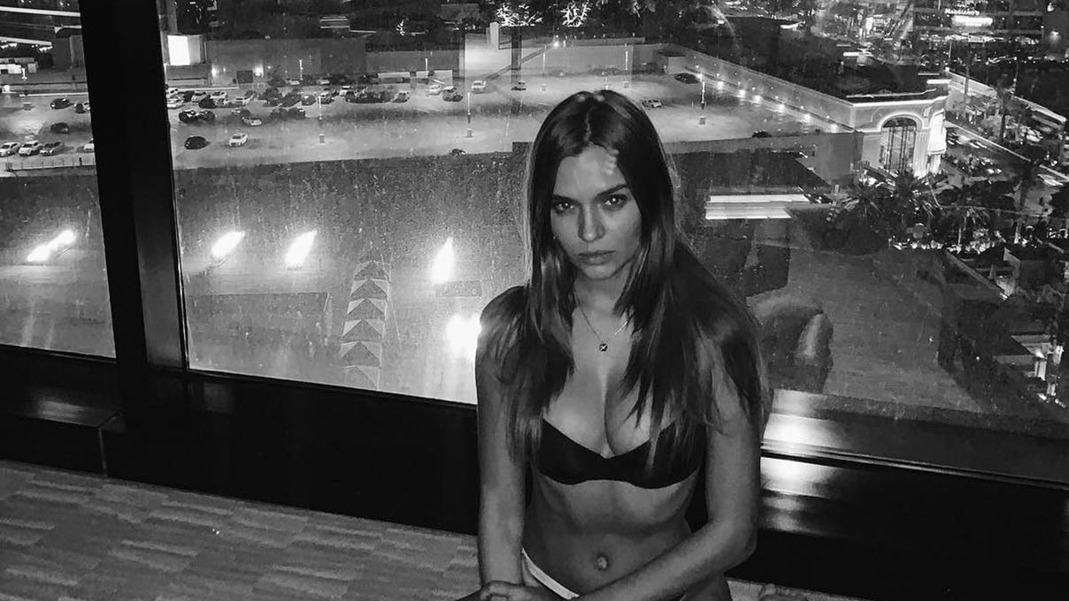 На фоне мегаполиса: сексуальная Жозефин Скривер сфотографировалась в белье в окне дома