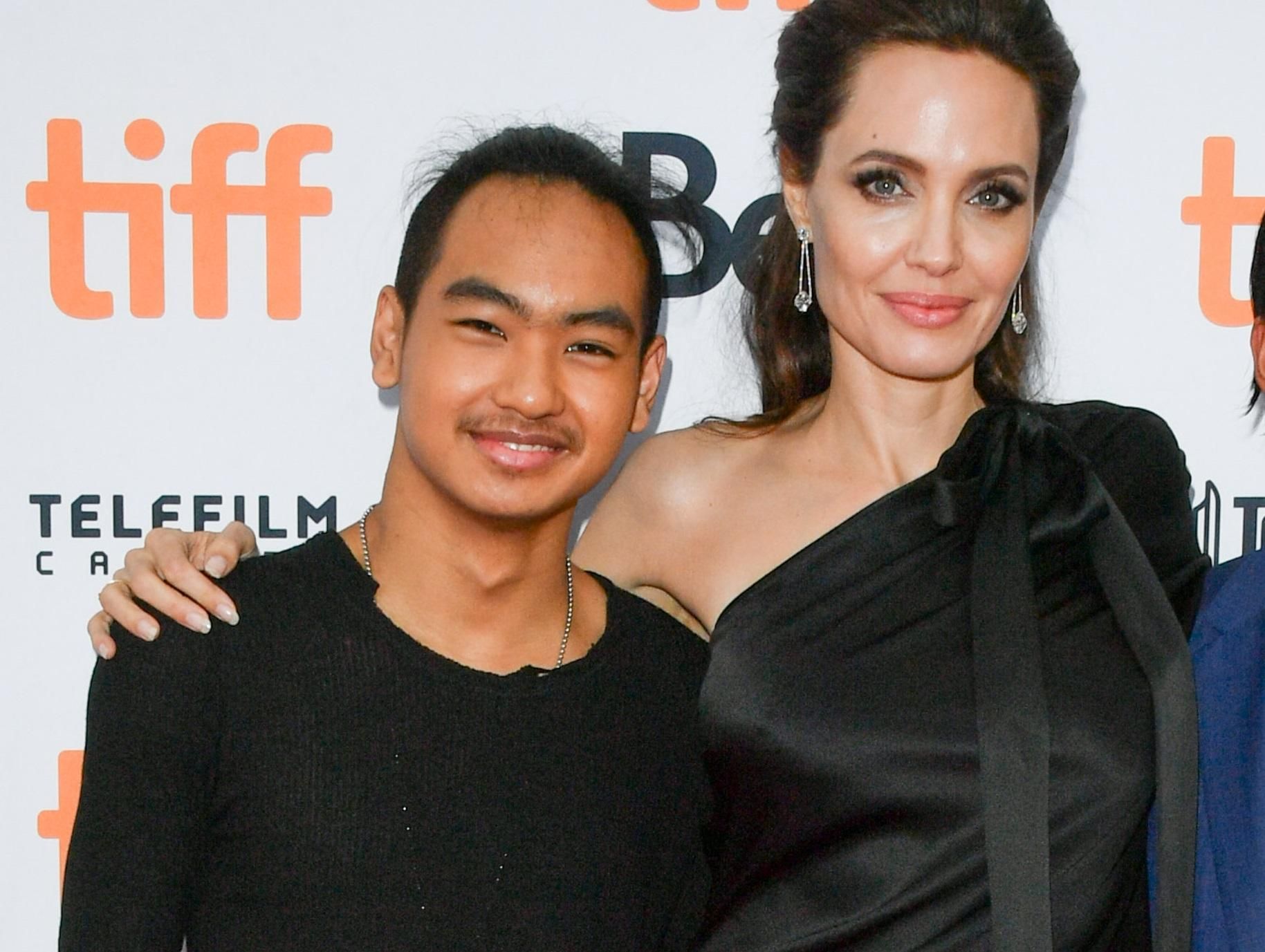 Анджелина Джоли не сдержала слез, когда провела сына в университет: видео Анджелина Джоли не сдержала слез, когда провела сына в университет: видео