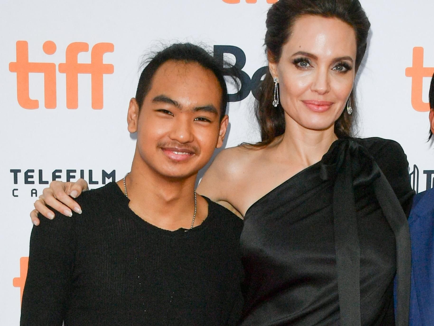 Анджелина Джоли не сдержала слез, когда провела сына в университет: видео