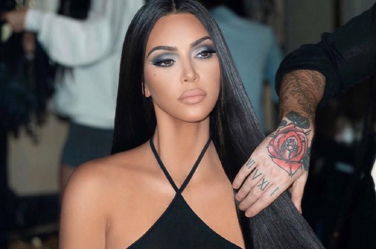 Кім Кардашян засвітила пишні форми у латексному бюстгальтері: пікантні фото Кім Кардашян засвітила пишні форми у латексному бюстгальтері: пікантні фото