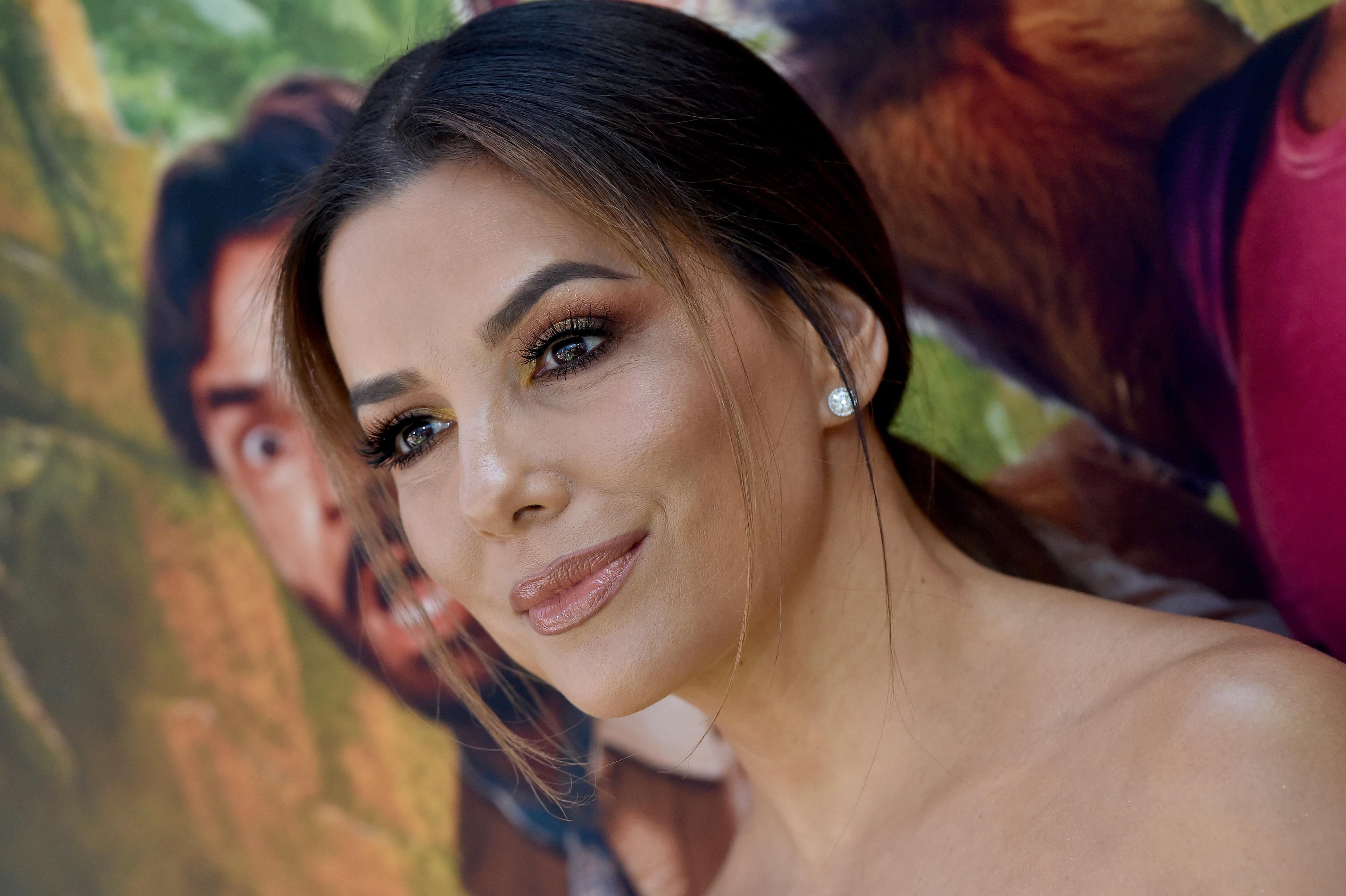 В чорній сукні і пластиковому взутті: Єва Лонгорія похизувалася стрункою фігурою – фото В чорній сукні і пластиковому взутті: Єва Лонгорія похизувалася стрункою фігурою – фото