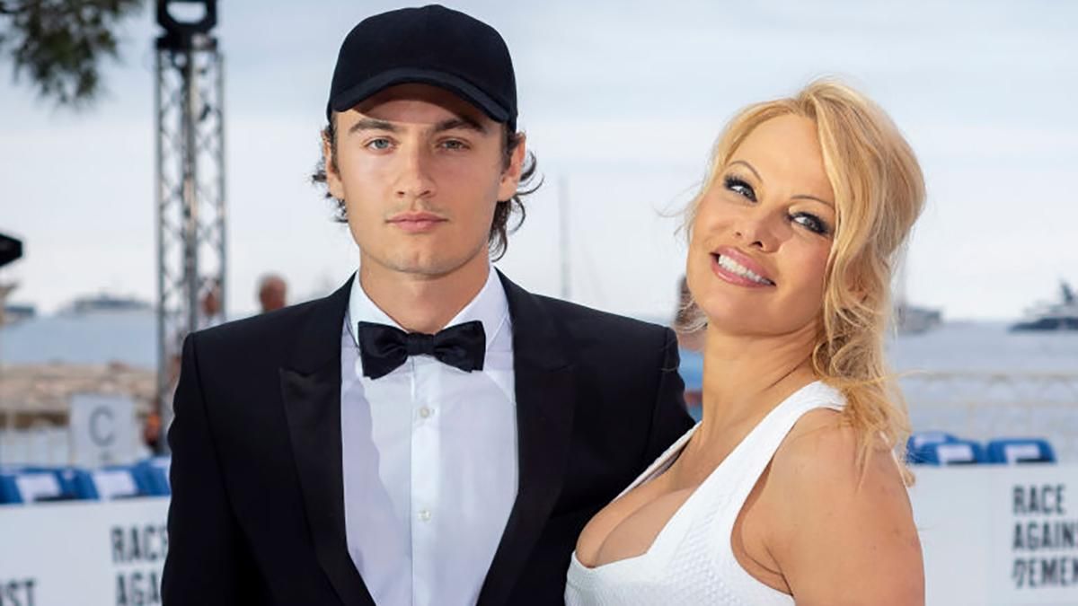 Сын Памелы Андерсон заявил, что страдал от алкогольной зависимости Сын Памелы Андерсон заявил, что страдал от алкогольной зависимости