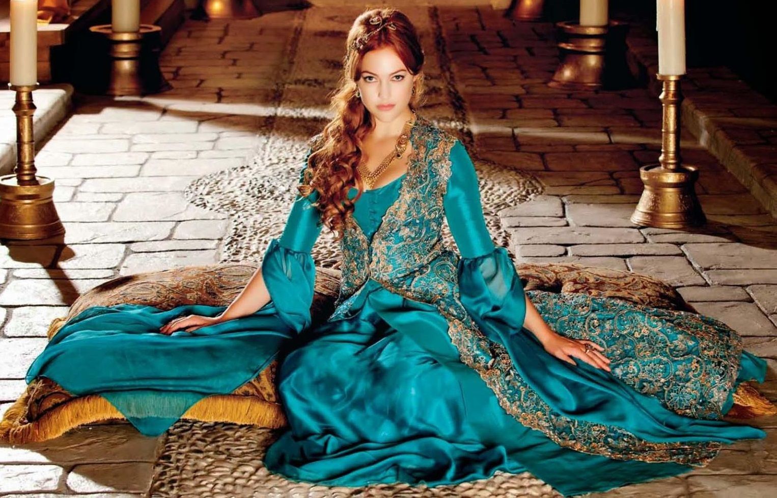 У платті-кімоно: зірка "Величного століття" Мер'єм Узерлі приміряла стильний образ У платті-кімоно: зірка "Величного століття" Мер'єм Узерлі приміряла стильний образ