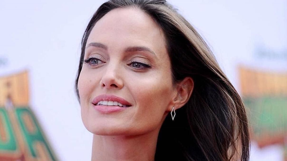 Неактивна в соцмережах Анджеліна Джолі створила YouTube-канал: які відео публікує акторка
