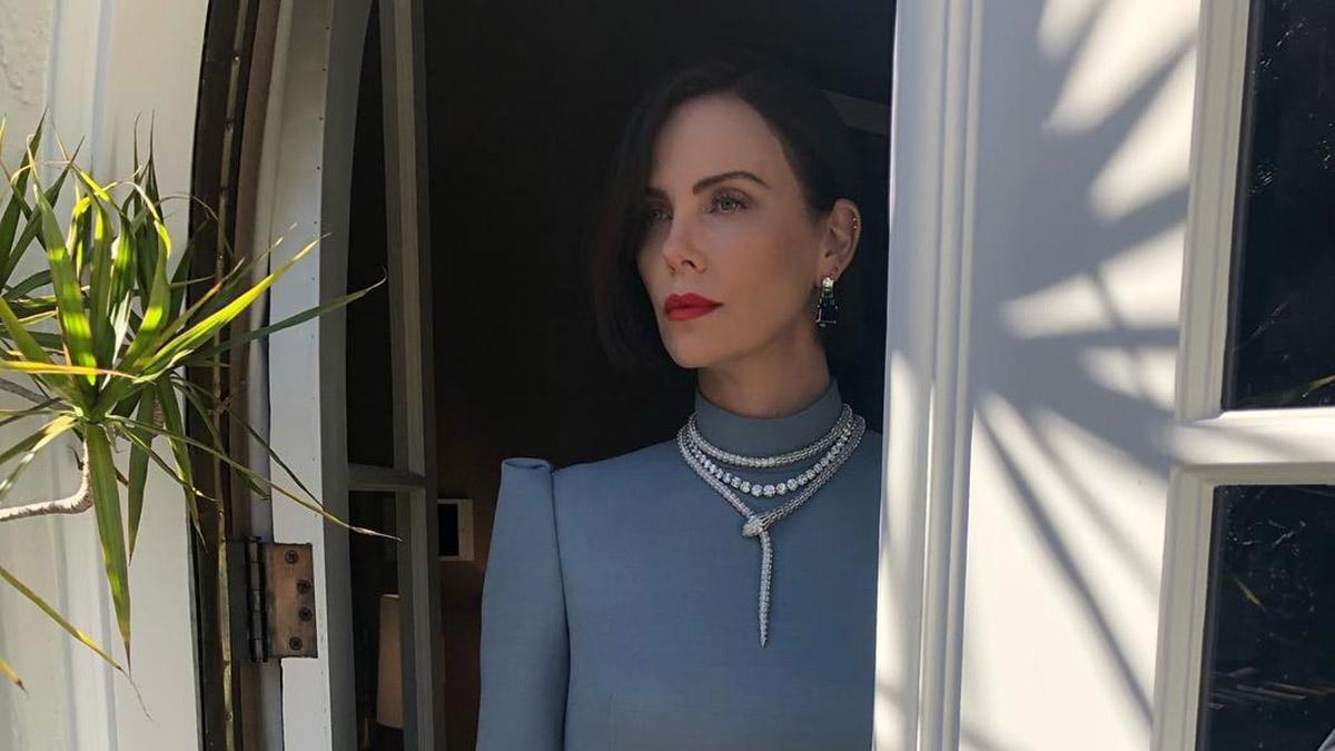 Шарлиз Терон сфотографировала сына в красном платье