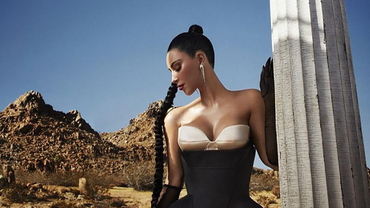 Ким Кардашян в сексуальных платьях дебютировала в Vogue Arabia: фото