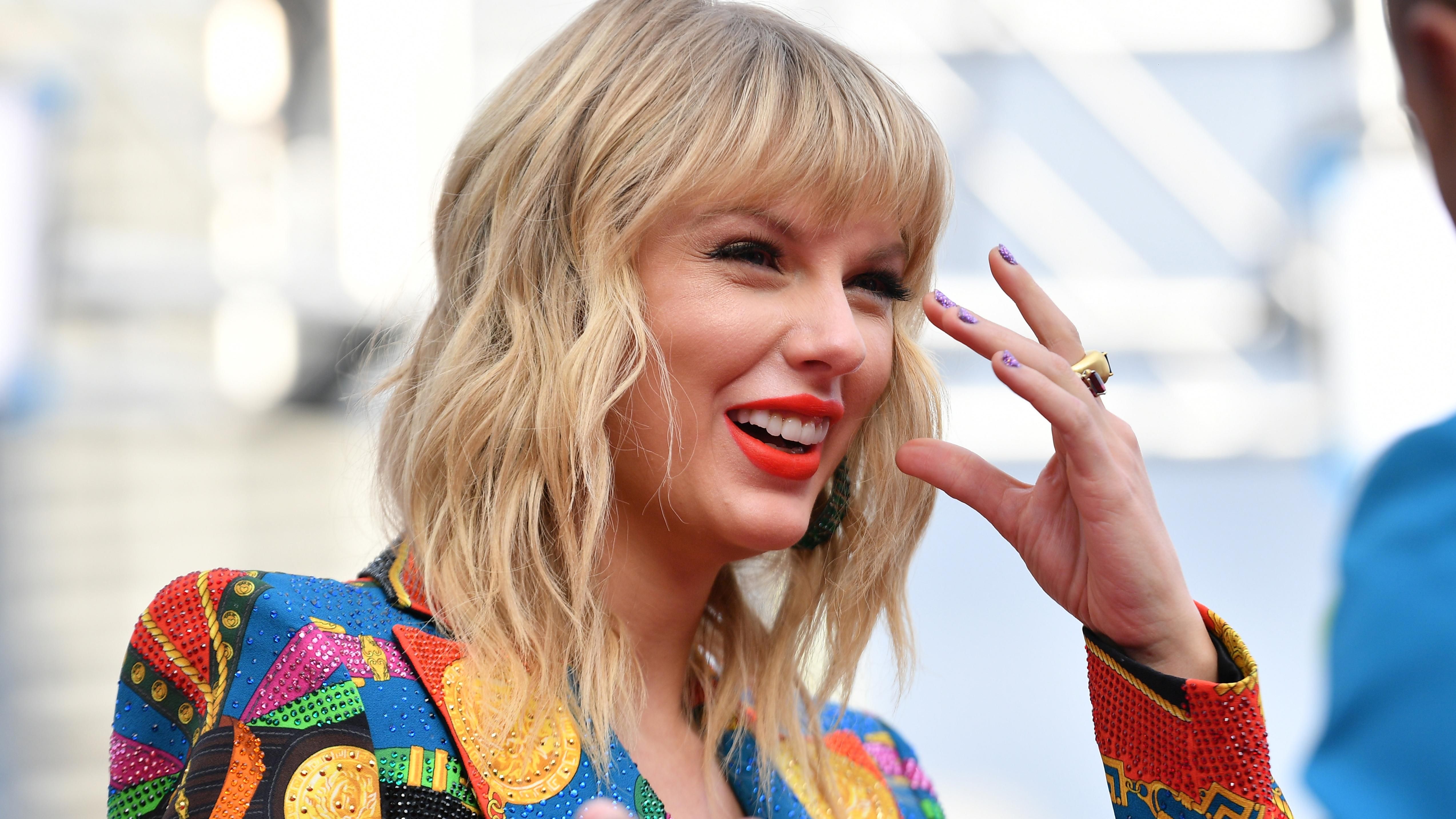 Ведучий премії MTV Джон Траволта переплутав Тейлор Свіфт з її двійником Джейд Джолі: деталі Ведучий премії MTV Джон Траволта переплутав Тейлор Свіфт з її двійником Джейд Джолі: деталі