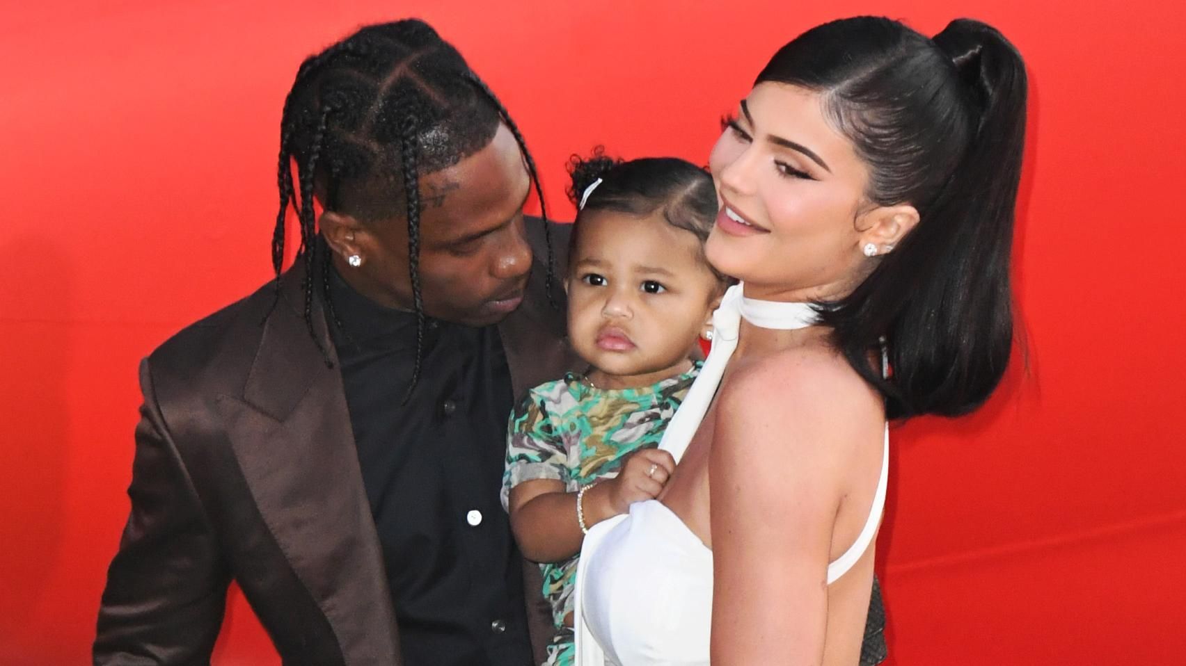 1-річна донька Кайлі Дженнер дебютувала на червоній доріжці: стильні фото зіркового сімейства 1-річна донька Кайлі Дженнер дебютувала на червоній доріжці: стильні фото зіркового сімейства