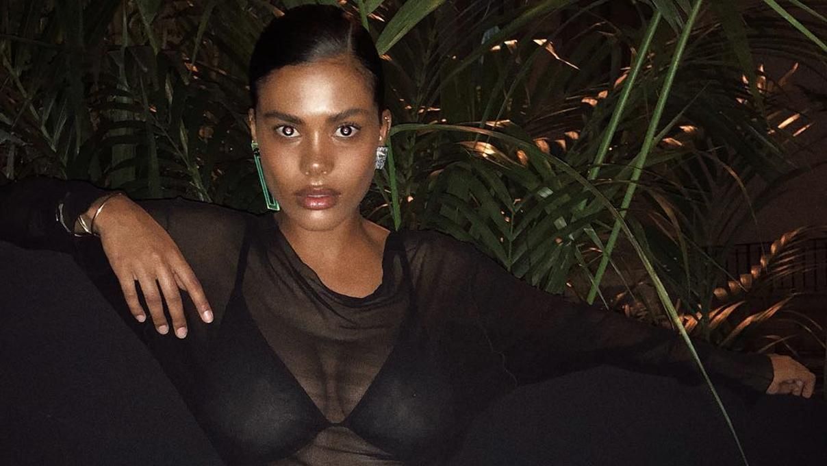 Тина Кунаки сверкала на улицах Парижа в сексуальной мини-платье из бархата Тина Кунаки сверкала на улицах Парижа в сексуальной мини-платье из бархата