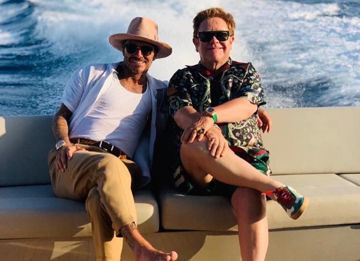 Окуляри зі стразами і блискуча сорочка: Девід Бекхемом кумедно спародіював Елтона Джона Окуляри зі стразами і блискуча сорочка: Девід Бекхемом кумедно спародіював Елтона Джона