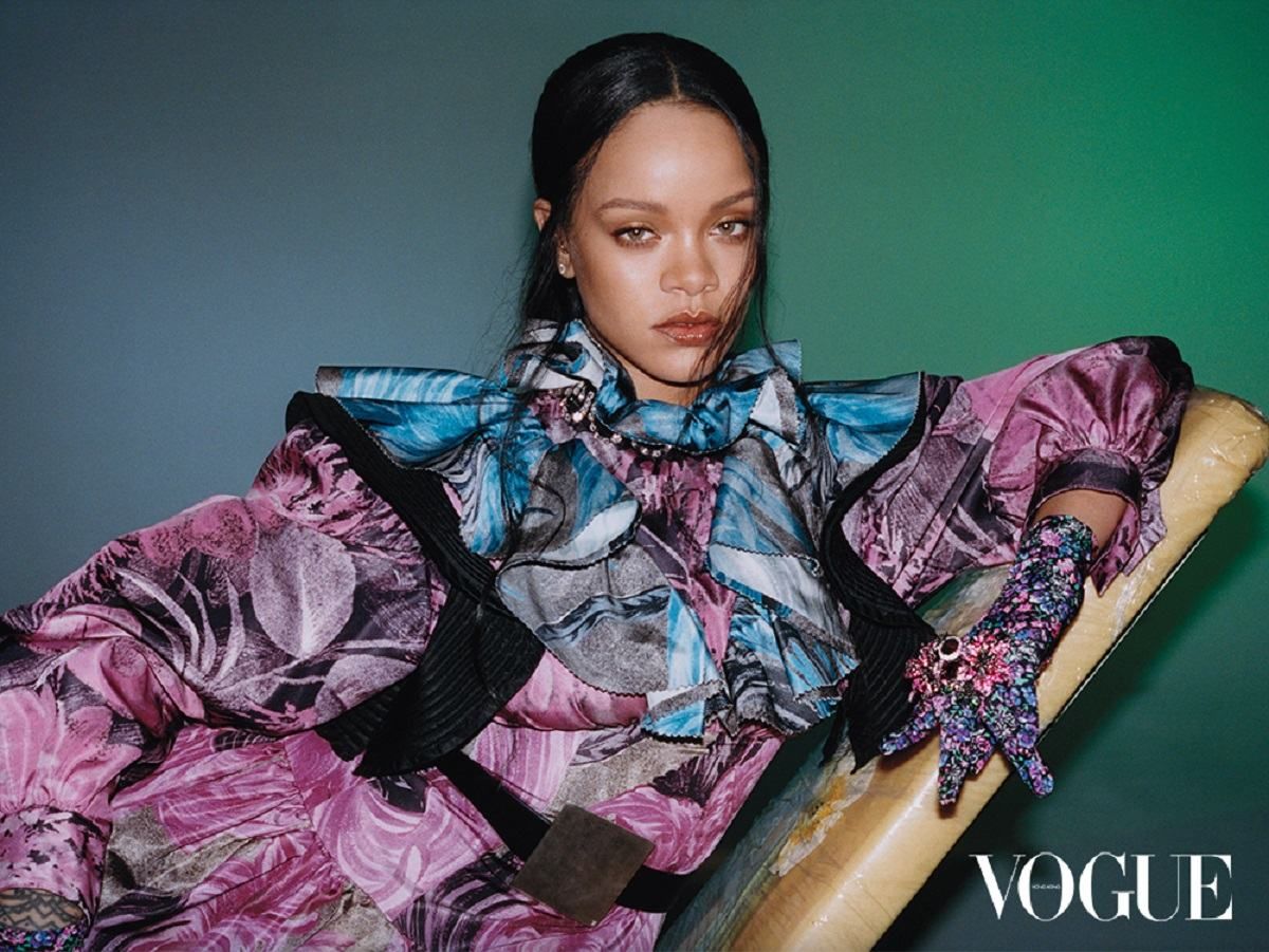 В загадочных образах: Рианна снялась для гонконгского Vogue
