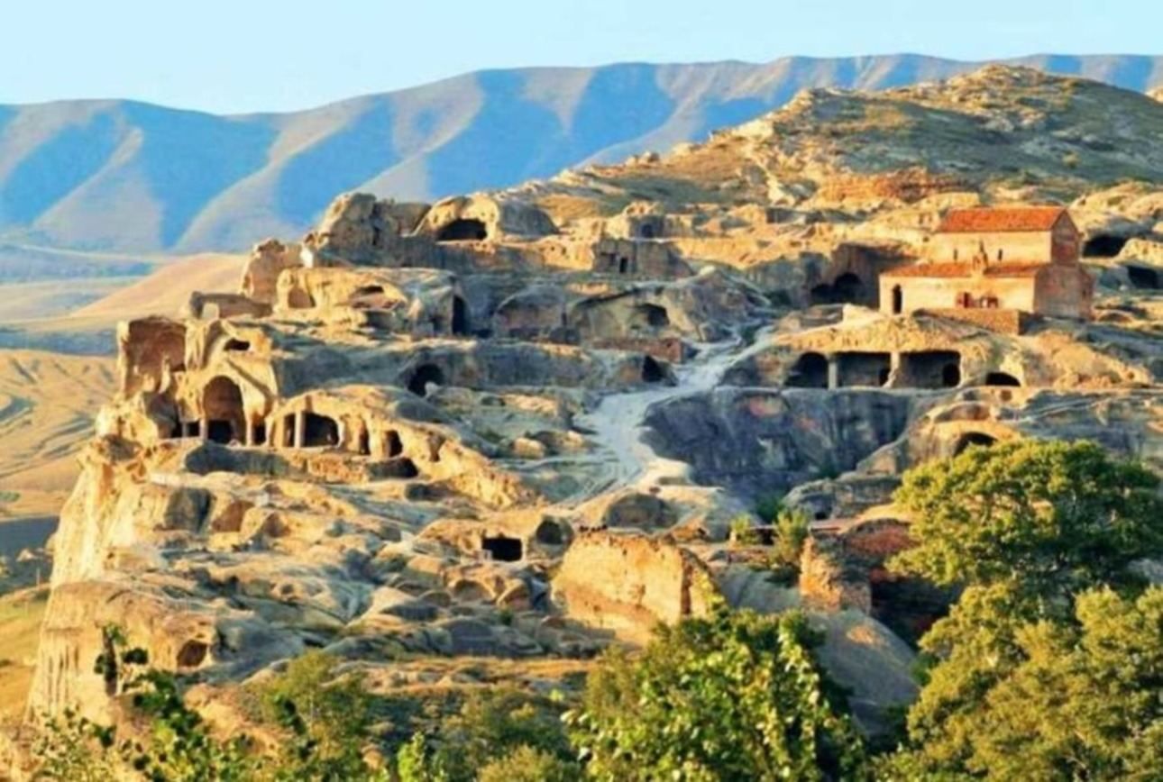 Грузія вабить туристів старовинними містами у скелях: мальовничі фото та відео
