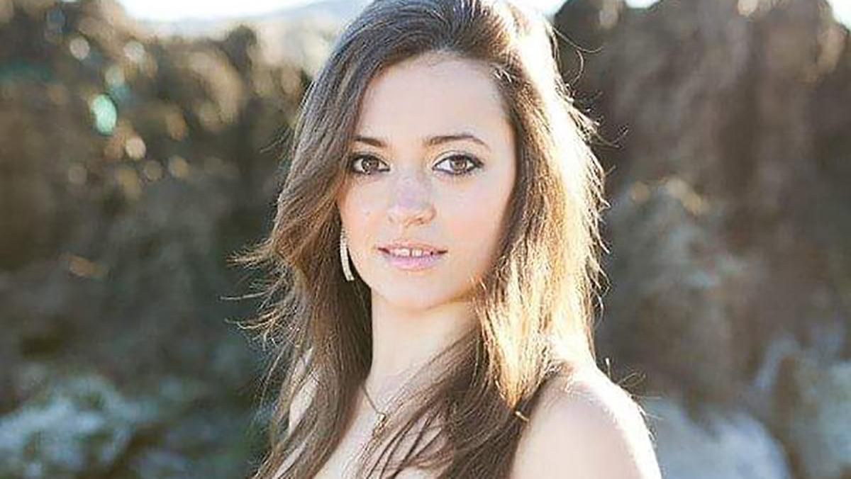 Испанская певица Джоана Сайнс погибла на сцене во время выступления Испанская певица Джоана Сайнс погибла на сцене во время выступления