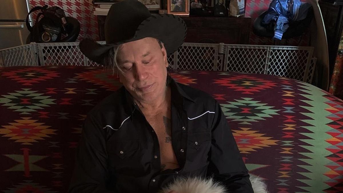 66-річний Міккі Рурк змінився до невпізнання: відео 66-річний Міккі Рурк змінився до невпізнання: відео