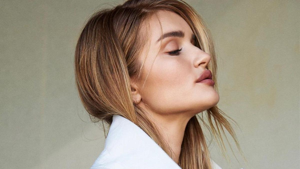 Откровенно и очень элегантно: Рози Хантингтон-Уайтли показала, как одевать пиджак на голое тело