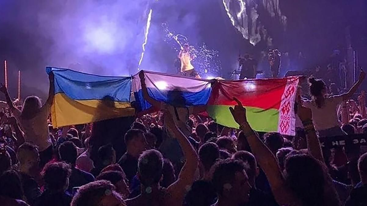 Флаг Украины на концерте Макса Коржа в Москве – фото