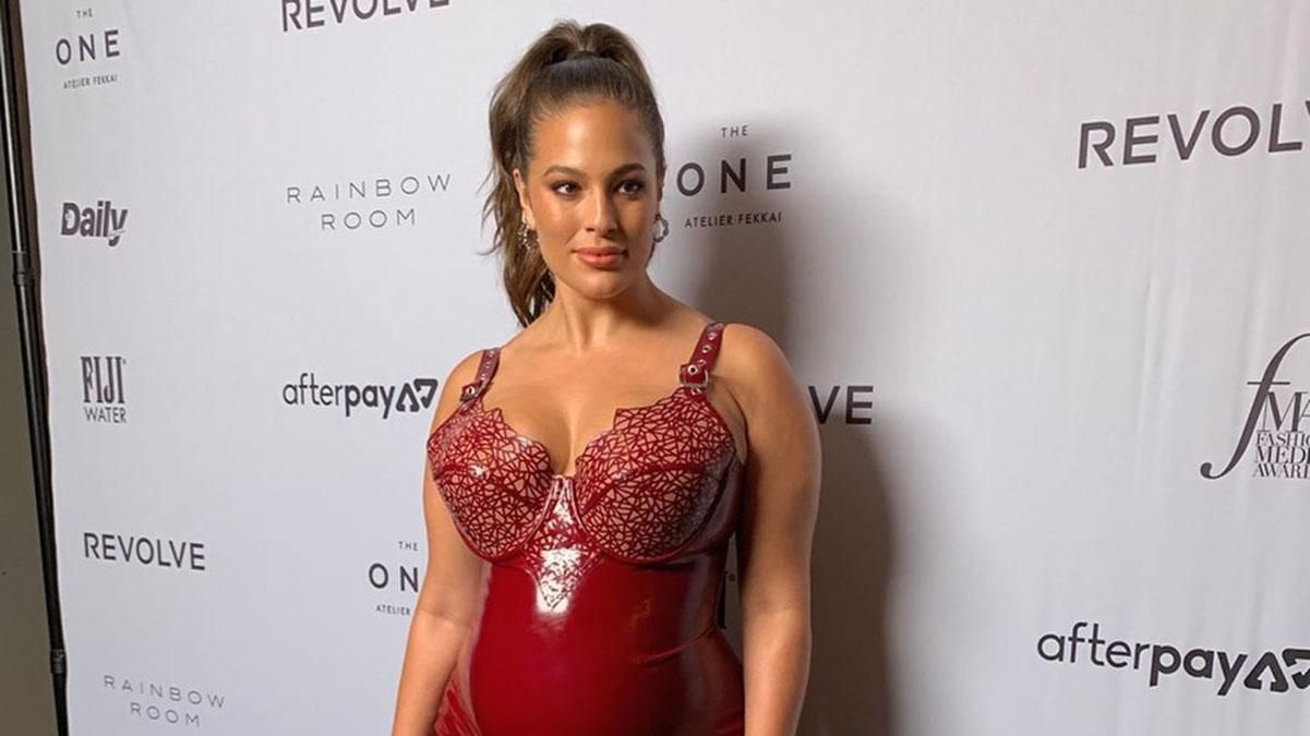 Модель Ешлі Грем підкреслила вагітний живіт латексною сукнею: фото Модель Ешлі Грем підкреслила вагітний живіт латексною сукнею: фото