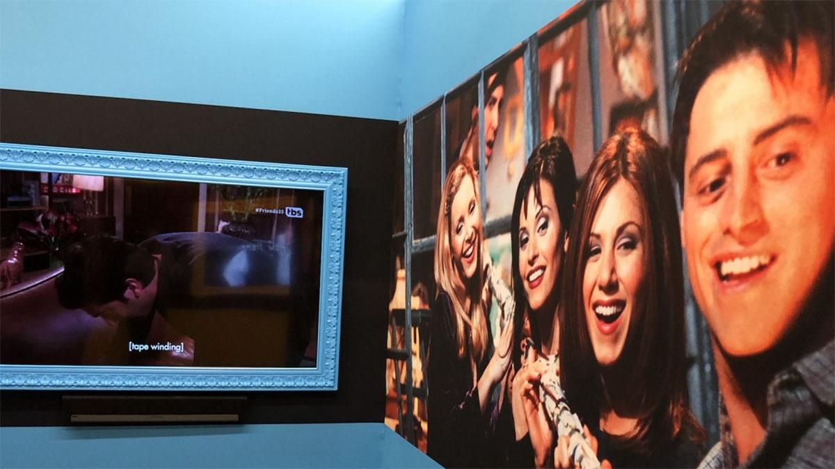 У Нью-Йорку відкрили музей, який потішив усіх прихильників серіалу "Друзі" У Нью-Йорку відкрили музей, який потішив усіх прихильників серіалу "Друзі"