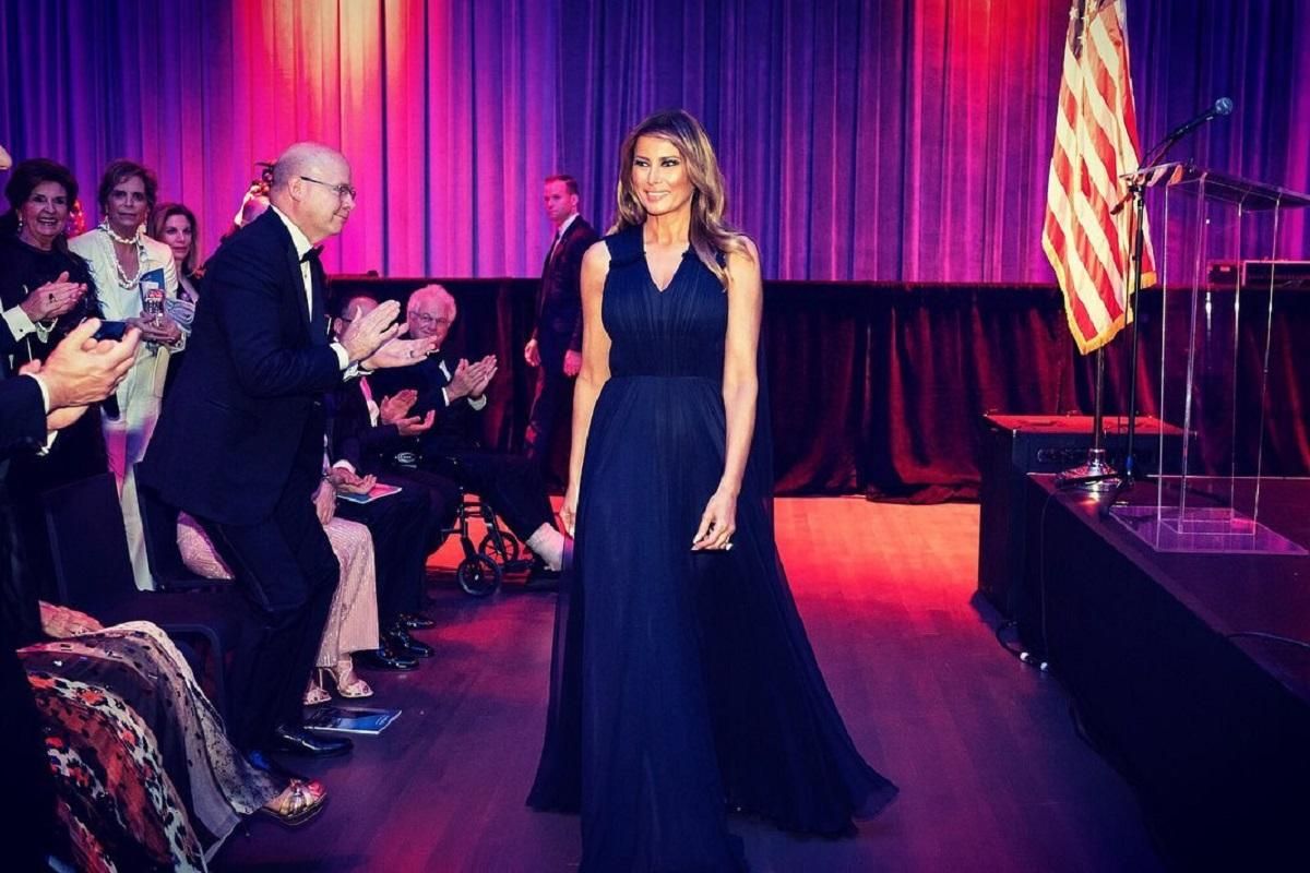 Ставка на синий: 49-летняя Мелания Трампм поразила вечерним образом Ставка на синий: 49-летняя Мелания Трампм поразила вечерним образом