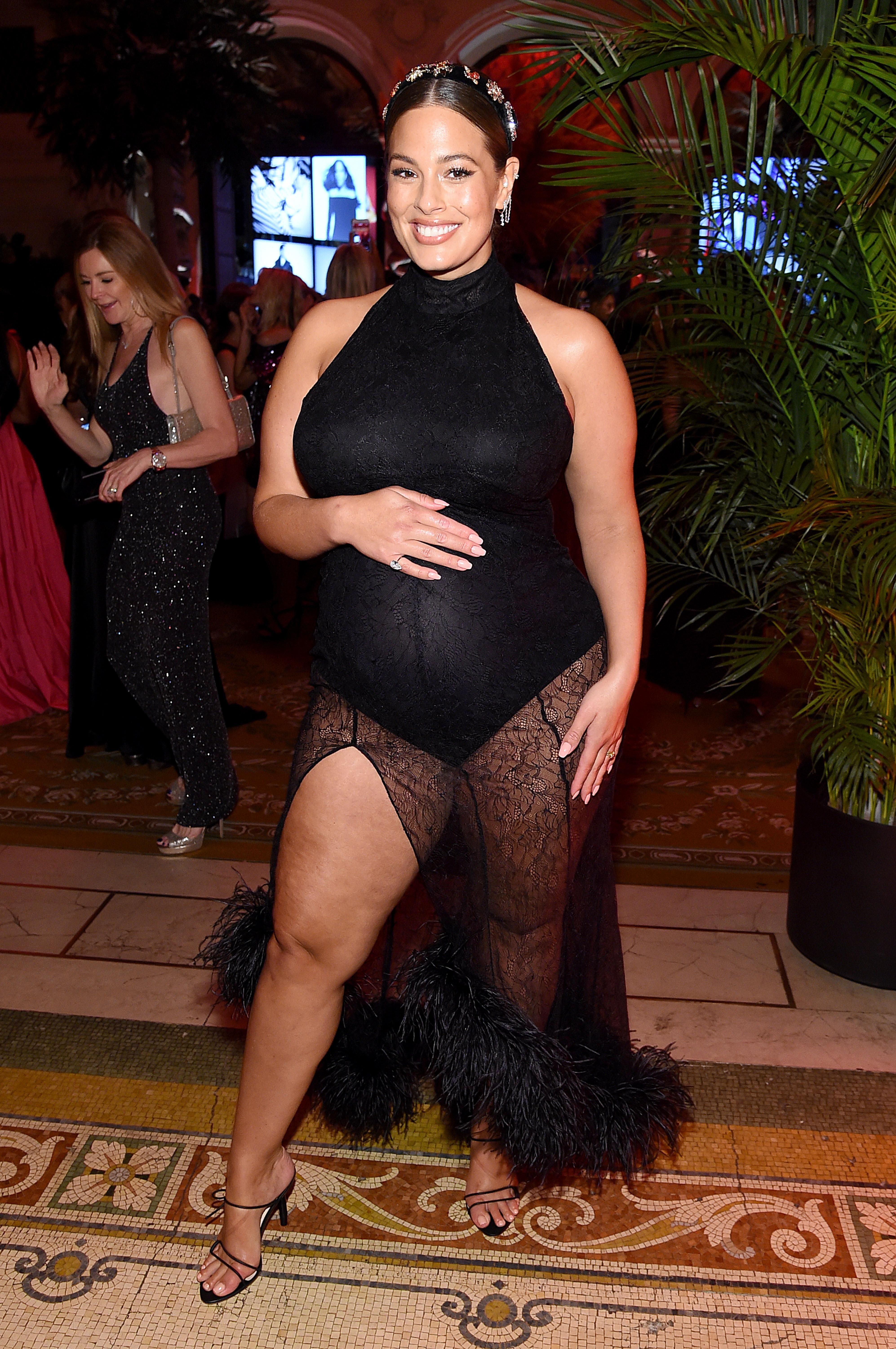 Откровенно: беременная Эшли Грэм в кружевном платье на вечеринке Harper's Bazaar Icons – фото