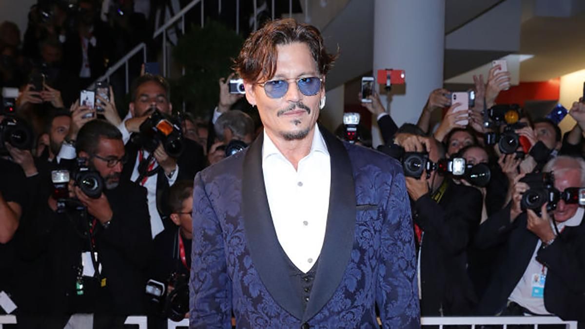 Рідкісний вихід: Джонні Депп з'явився на Венеційському кінофестивалі Рідкісний вихід: Джонні Депп з'явився на Венеційському кінофестивалі